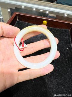 一口糖白玉手镯
