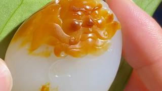 雷子的和田玉:红皮和黑皮籽料你们喜欢哪一个?