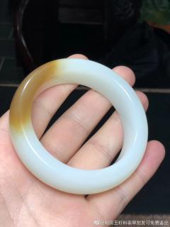 佩戴和田玉手镯有什么好处,意义和讲究?玉手镯应该带左手还是右手?